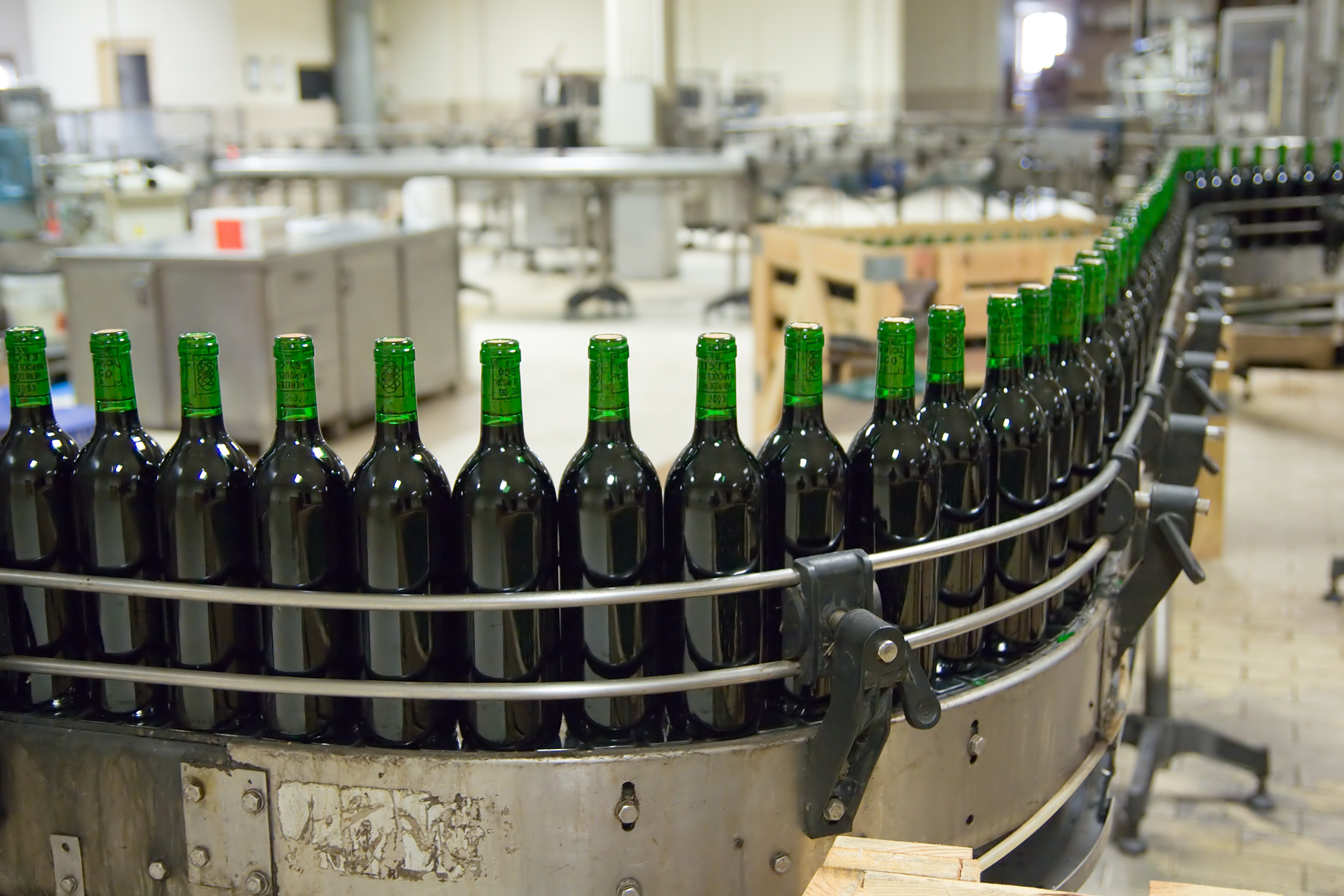 Производство виноградных вин. Розлив вина. Завод вина. Виноделие промышленность. Виноделие розлив.